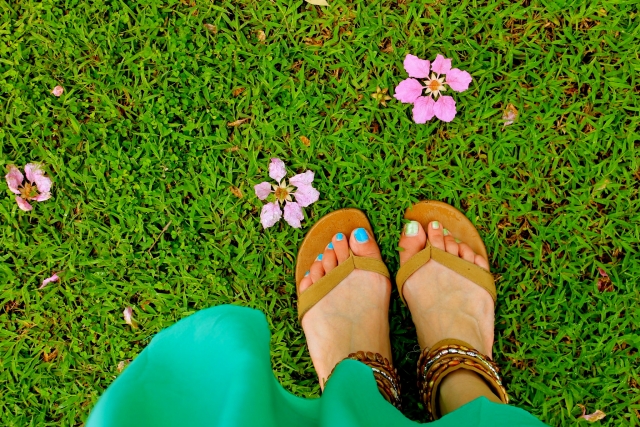 サンダルから覗く爪